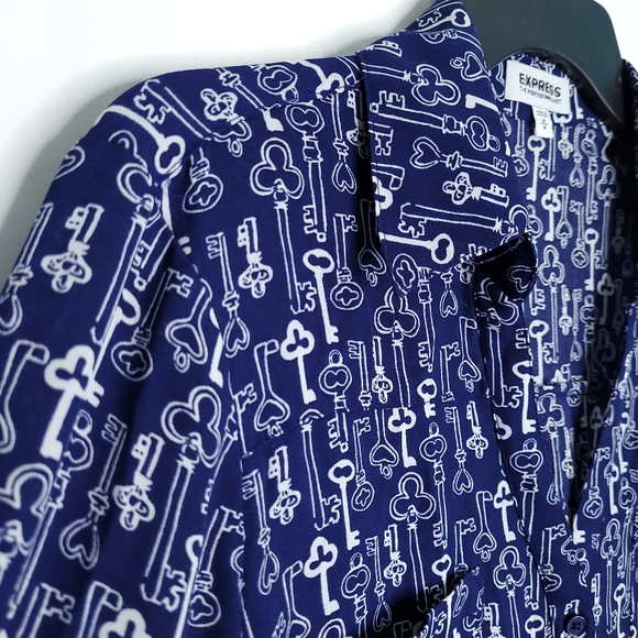 EXPRESS Portofino V-neck Shirt With Allover Key Print MEDIUM - Picture 3 of 12